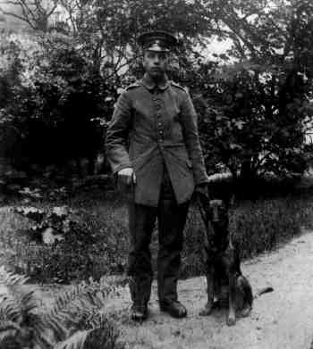 Kriegsblinder des Ersten Weltkrieges mit seinem Führhund